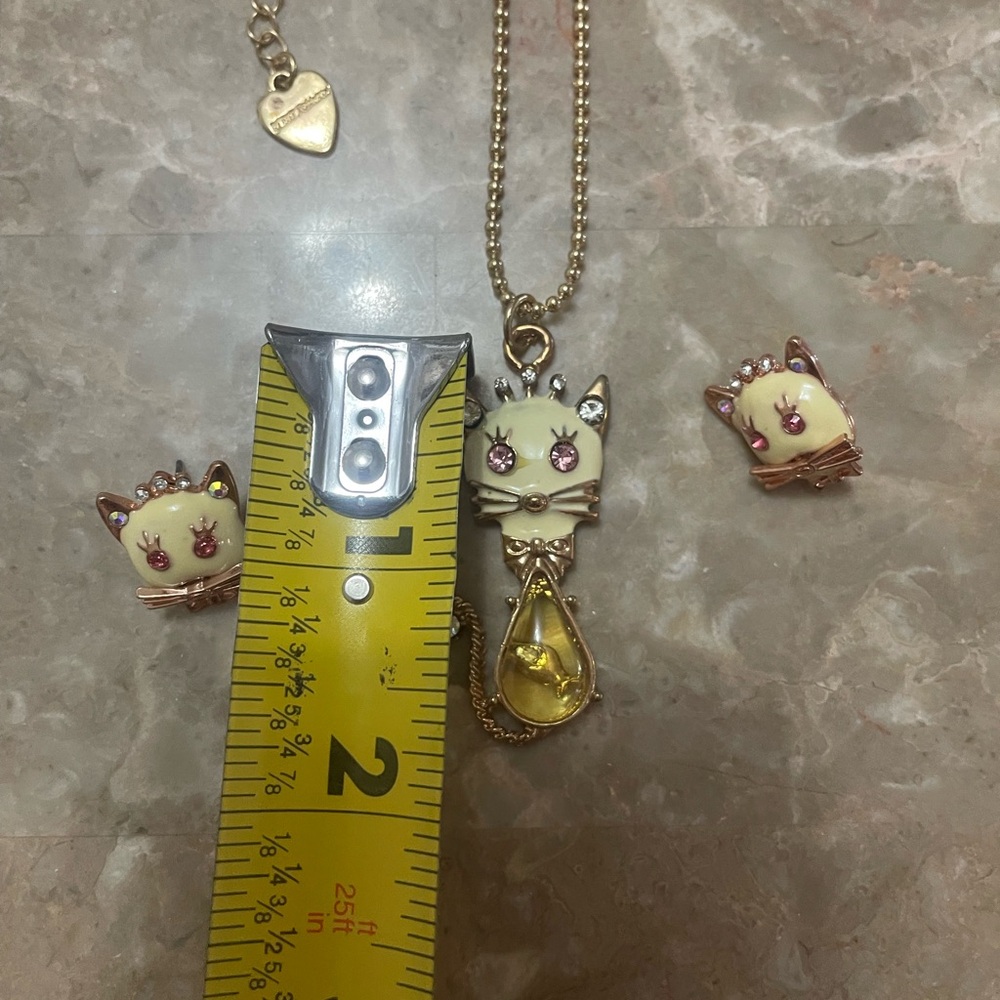 Betsey Johnson White Cat necklace and earrings set featuring gold-toned chains - Picture 10 of 11